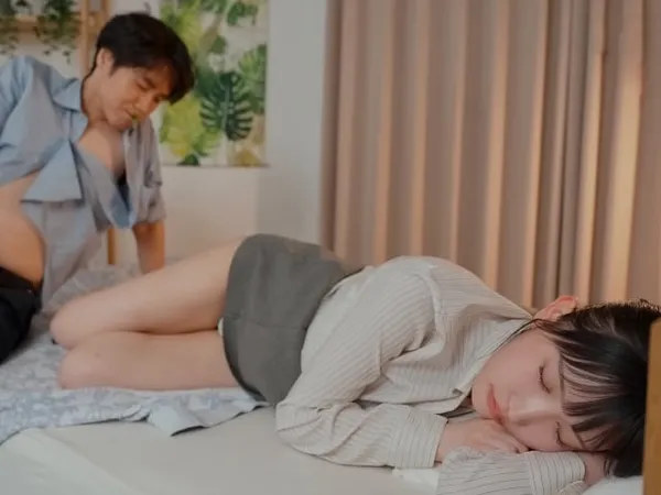 Nện cô nhân viên nữ đáng ghét trong công ty